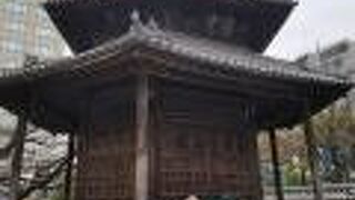 ひっそりと建つ六角堂