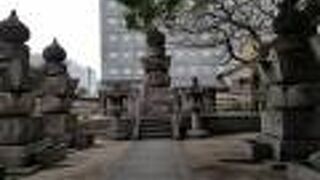 東福寺境内に立つ黒田家歴代の墓所