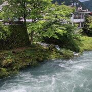 郡上の町の南北を分ける吉田川に掛る端。