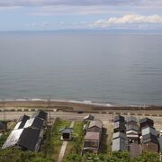 良寛記念館の隣にあります。出雲崎の街並み、日本海、佐渡が見えます