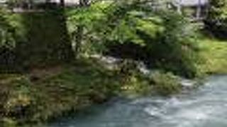 郡上の町の南北を分ける吉田川に掛る端。