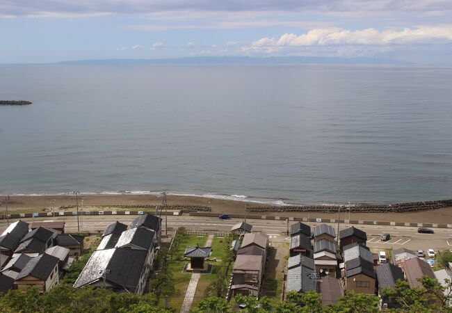 良寛記念館の隣にあります。出雲崎の街並み、日本海、佐渡が見えます