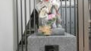 通勤客や参拝客に挨拶しているようです