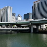 上を高速道路が通っている橋