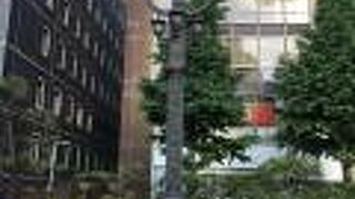 ポールのような建物