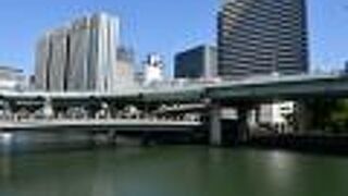 上を高速道路が通っている橋