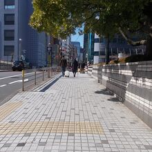 橋の様子です。中央辺りに説明板があります。