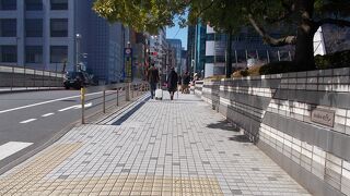 かつての築地川にかかっている橋の一つです。