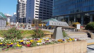 万年橋の北側にあります。