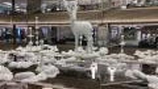 おしゃれで高級なブティックが揃う