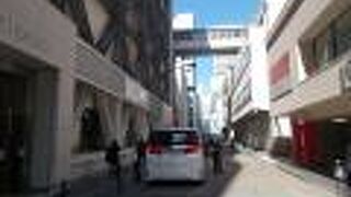 銀座松屋の東側を南北に通り小道です。