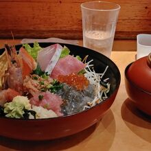 とびっちょ丼約２０００円。もちろん生シラス。