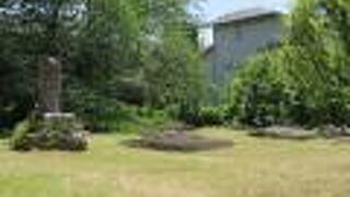 礎石だけが残る