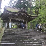 ちょっと変わった山門