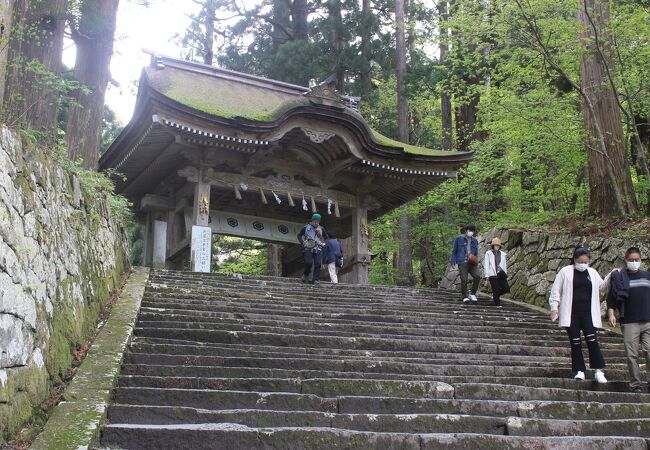 ちょっと変わった山門