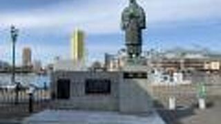 川べりに立つ啄木像