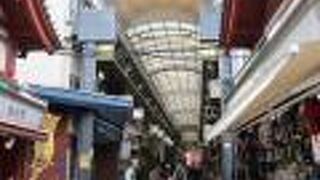 浅草の仲見世近くのアーケード商店街です。