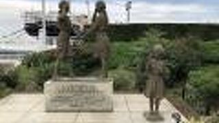 山下公園内にあります。