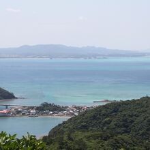 沖縄ブルーの海を一望できます。
