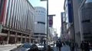 銀座の町のメインストリートです。