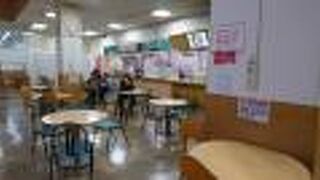 スーパーの中の食堂。