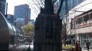 タイトルとの差を感じる彫刻の像です。