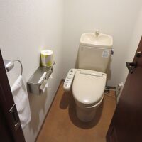 トイレは別部屋ですが、扉が内開きで狭く感じます。