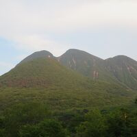 ベランダから見る三俣山。夕日で少し赤くなっています。