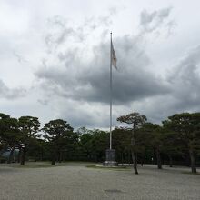 国旗がはためく広場