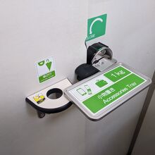 トイレのドアの鍵部分にスマホが乗せられるようなやなっています