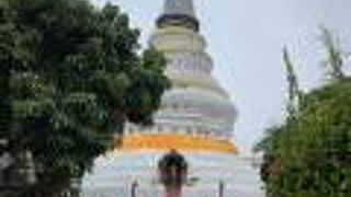 ピン川の向こう側にあるお寺