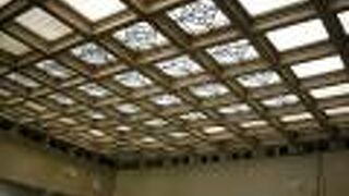 中にはテナントが入っています