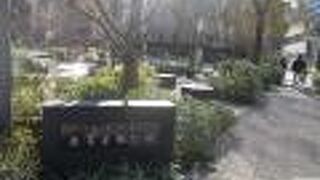 今は馬立てられた場所の一角が公園になっています。