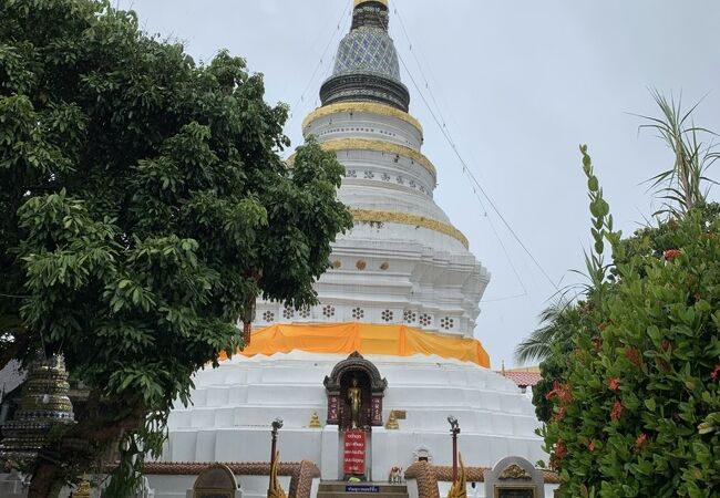 ピン川の向こう側にあるお寺