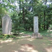 滝山城址本丸跡に建つ滝山城址碑