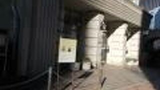 泰明小学校の建物の前にあります。