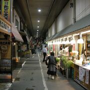 小倉駅近くのレトロで活気ある商店街