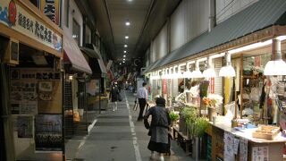 小倉駅近くのレトロで活気ある商店街