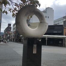 白い輪のオブジェ