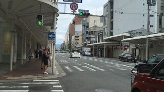 白い輪のオブジェ