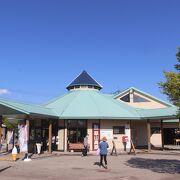 蒜山高原のど真ん中にある道の駅です