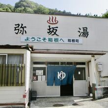 目の前にバス停あり