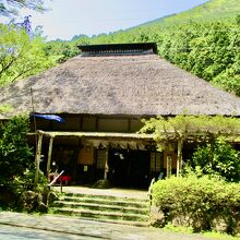 昔から変わらず、藁葺き屋根の店