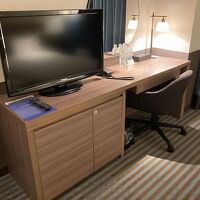 テレビ、ライティングデスク。