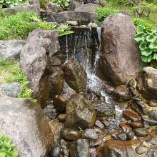庭園中央部にある滝の音が庭園内で聞こえて良い感じです