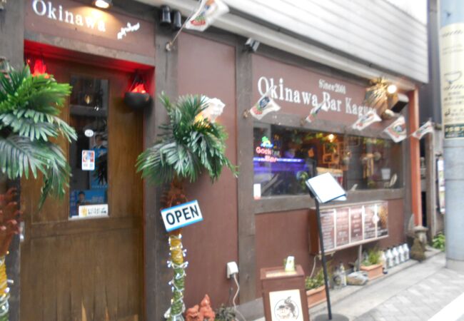 本多横丁通りにある沖縄バー