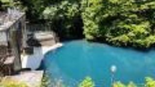 世にも珍しいコバルトブルーの川