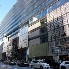 この建物の地下3階にあります。