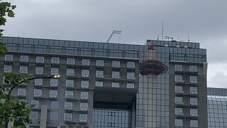 京都駅ビル に映り込んだ 京都タワー