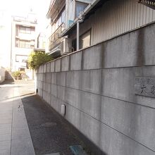 奥に本堂等の建物があります。